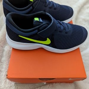 NEW! Nike revolution 4 boys running shoes Navy/volt. Sz 13 little kids